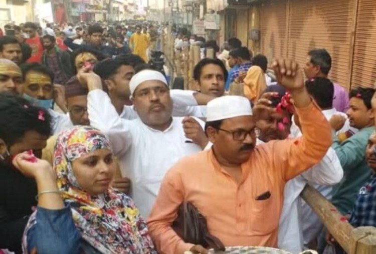 महाशिवरात्रि पर वाराणसी में फिर दिखा सांप्रदायिक सौहार्द, शिवभक्तों पर मुस्लिमों ने बरसाए फूल