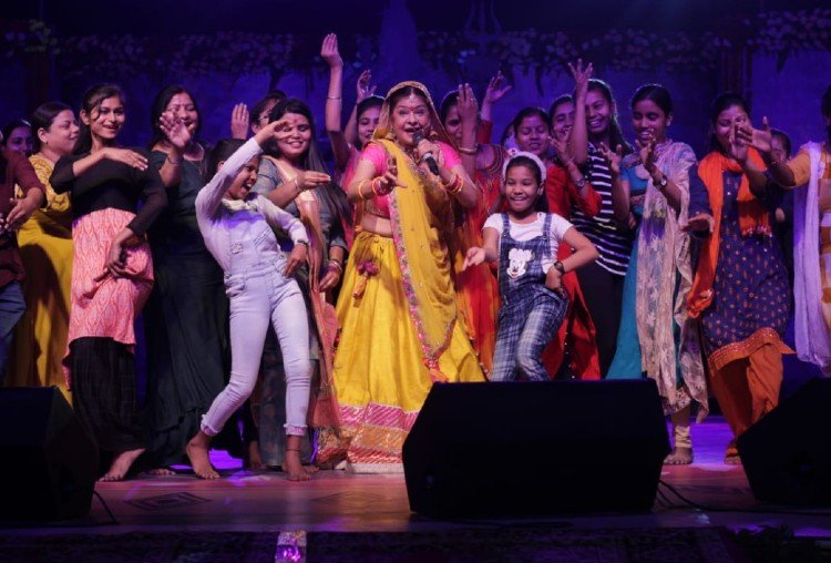 Malini Awasthi performs in Varanasi, makes Antim Nisha memorable