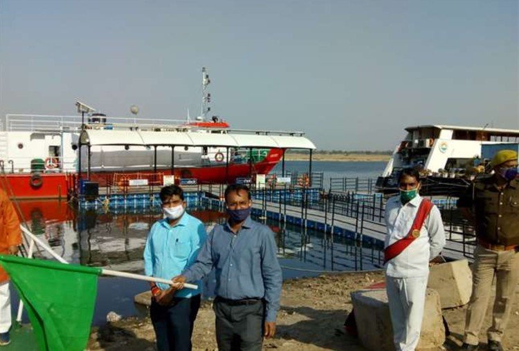Varanasi gets the Ro Ro Boat Service too, the Commissioner inaugurates the facility